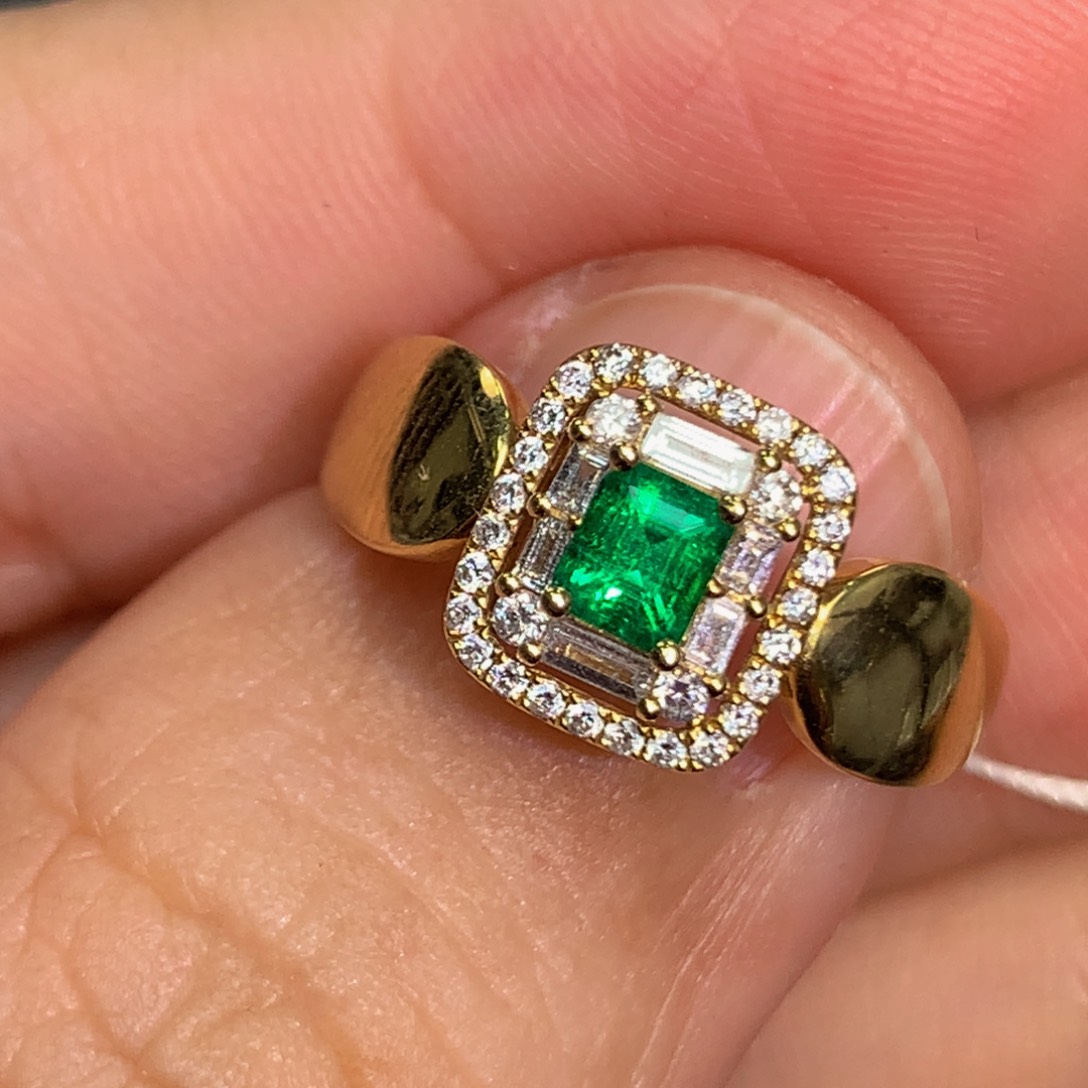 祖母绿戒指18K金镶嵌