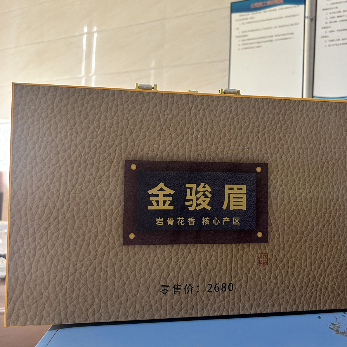 手提花纹18小罐金骏眉独立小罐装