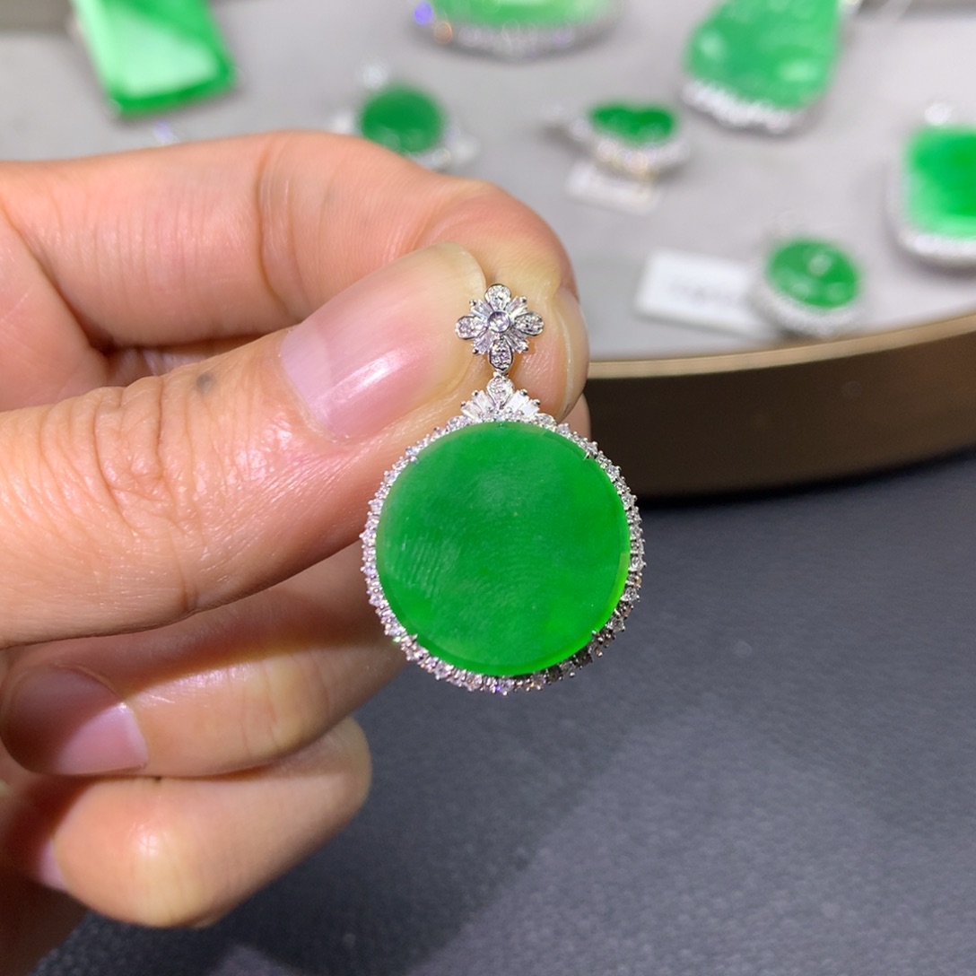 翡翠颈饰18K金镶嵌翡翠