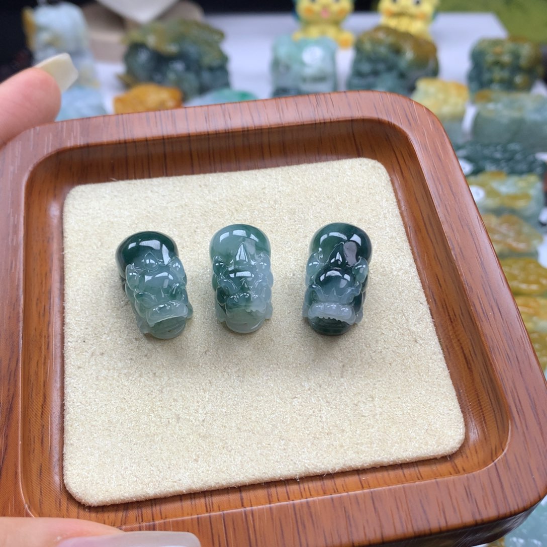 翡翠未镶嵌颈饰多样性发其一