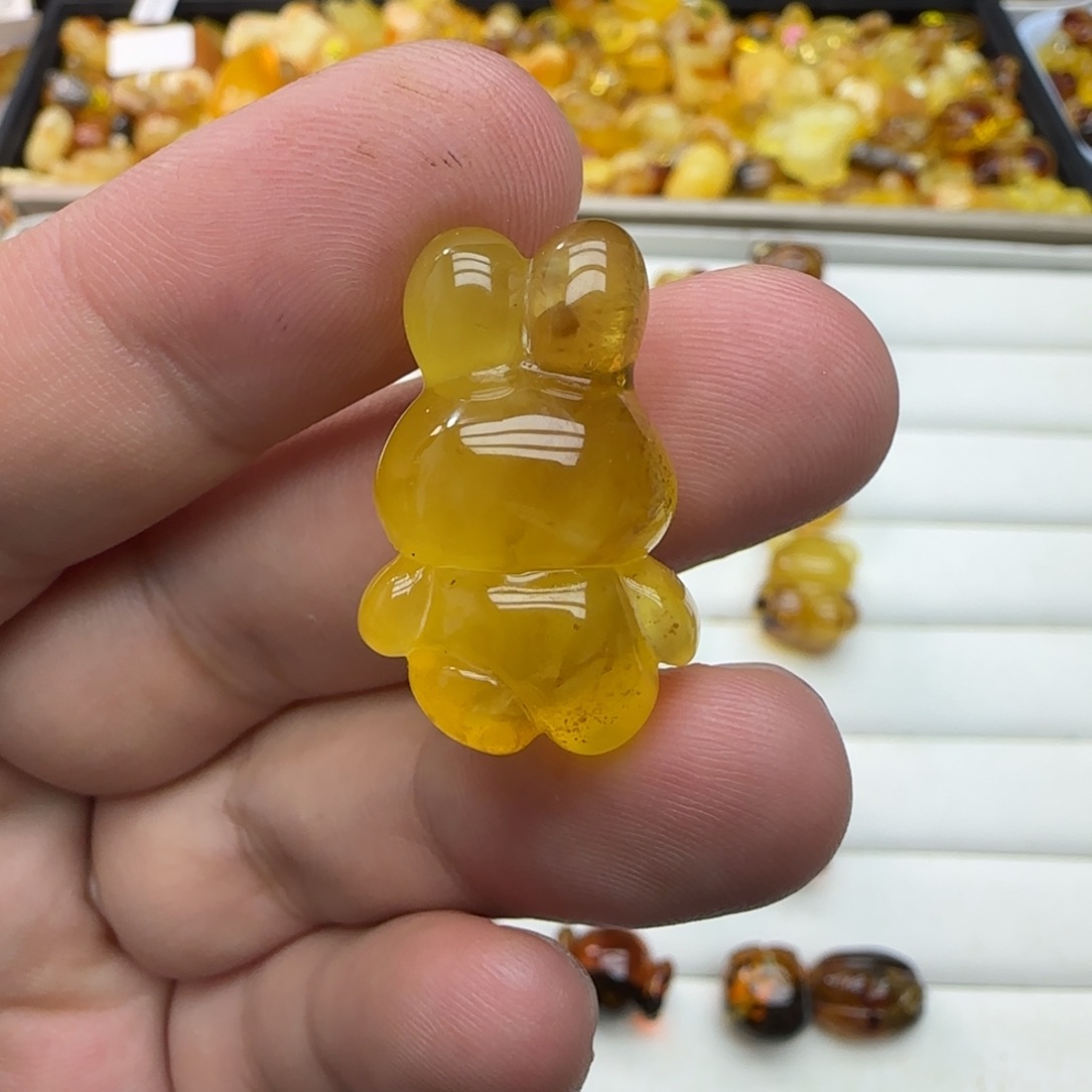 琥珀未镶嵌裸石3.34克有瑕