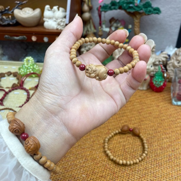 貔貅手串真桃木手工雕刻加朱砂时尚百搭貔貅手链天然桃木圆珠桃核