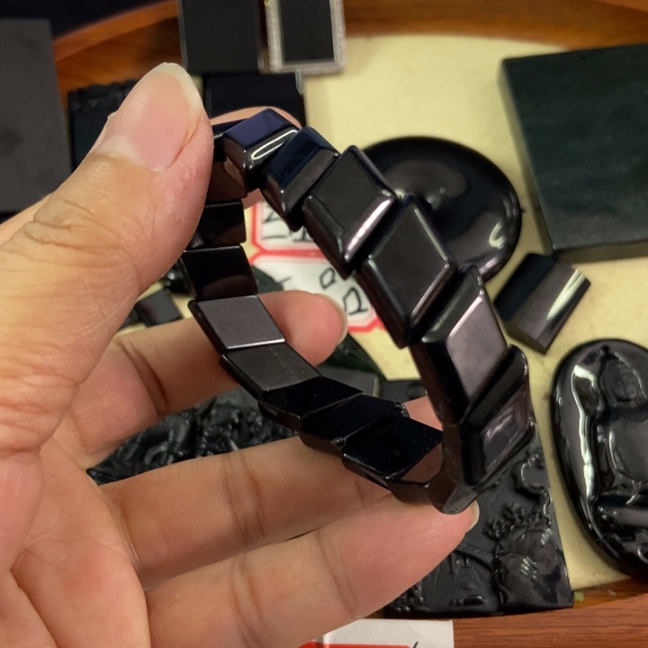 翡翠颈饰未镶嵌墨翠