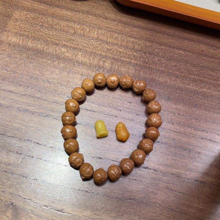 猴头核桃手串猴头核桃手串搭配蜜蜡