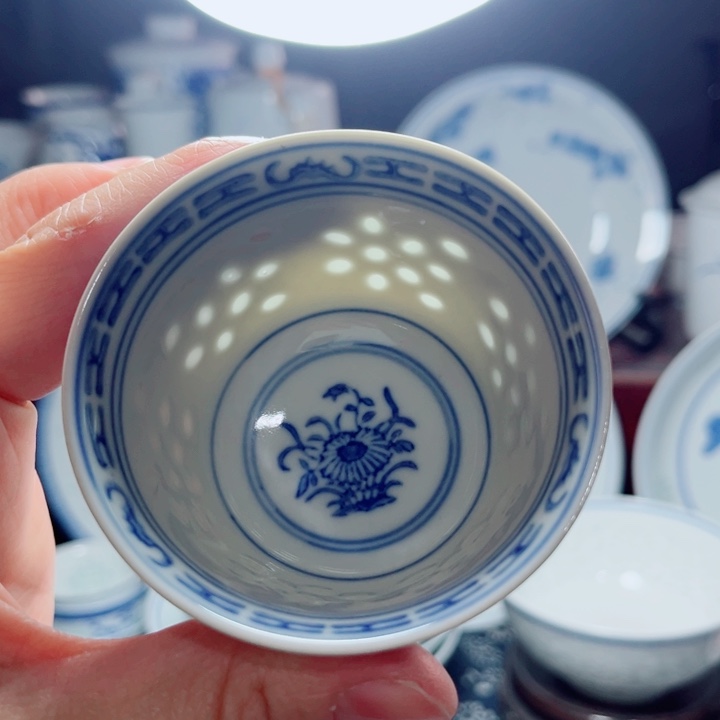 青花玲珑兰花二缸中玩玉底款