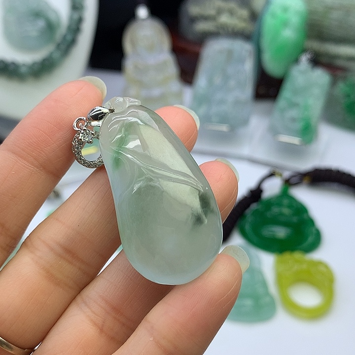 翡翠未镶嵌吊坠(赠链)