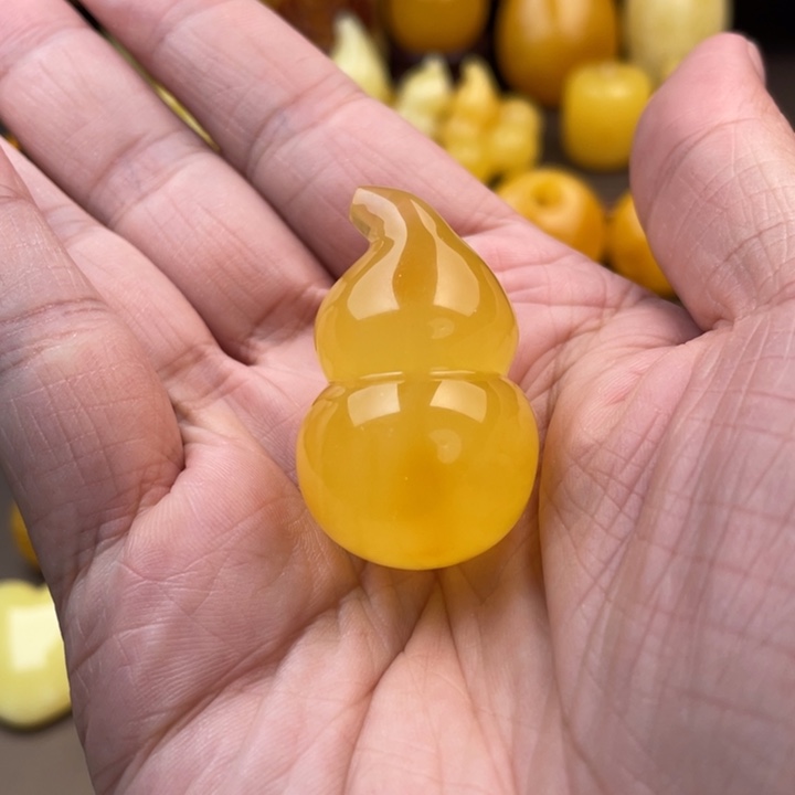 琥珀未镶嵌颈饰如图