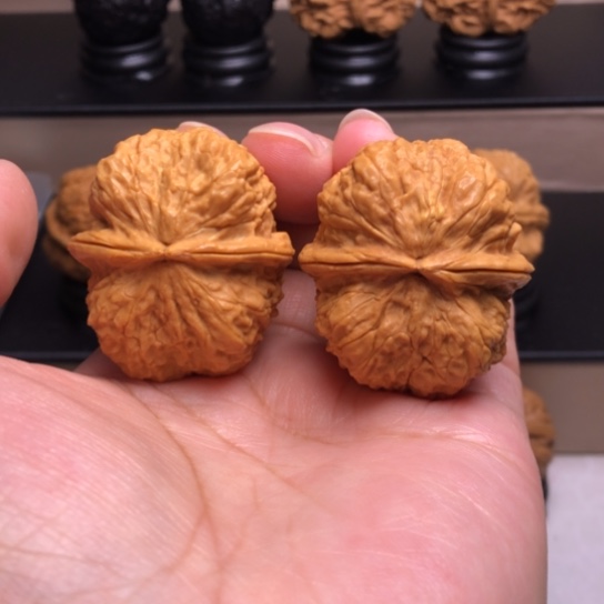 文玩核桃把件鬼脸铁蝴蝶50