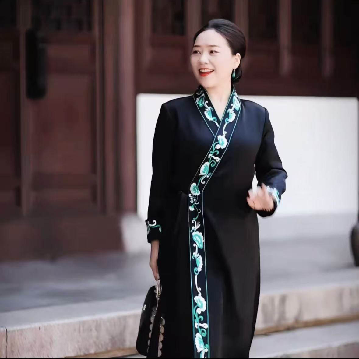 美爱《国色天香》秋冬国风醋酸刺绣中长款收腰阔太太女总裁长款风衣