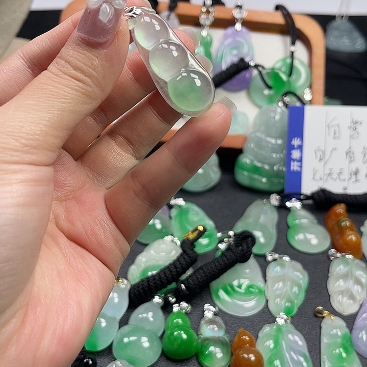 翡翠未镶嵌颈饰豆豆