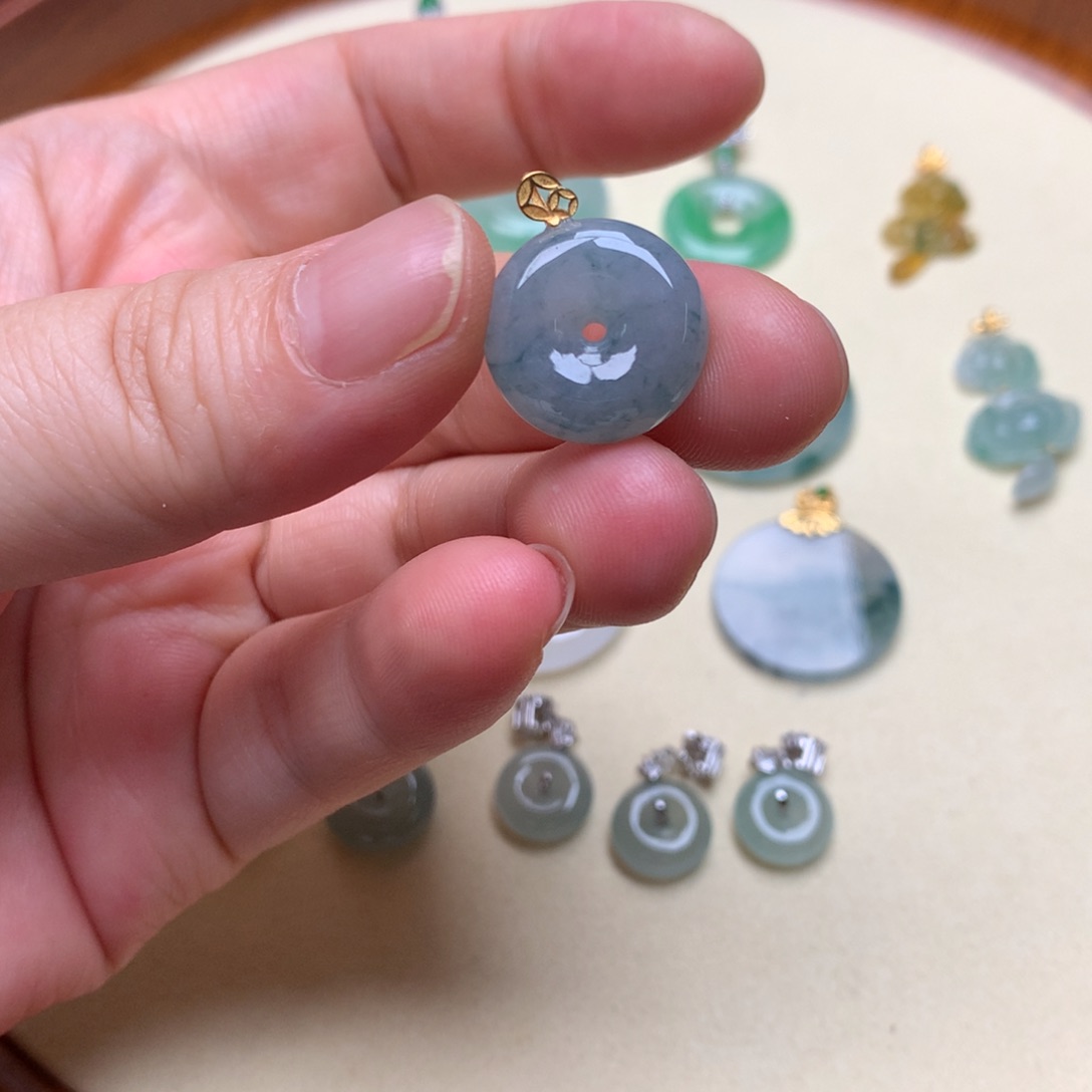 翡翠18K金镶嵌颈饰翡翠平安扣花