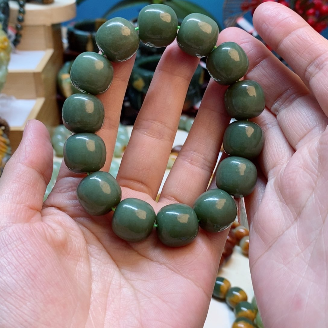 透闪石质玉手串未镶嵌d****0
