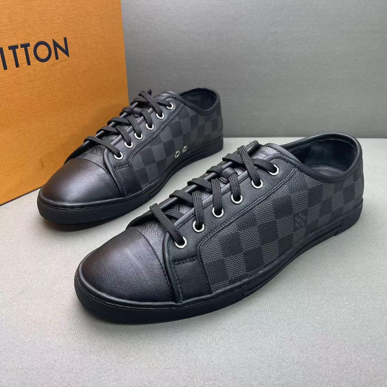 95新 LouisVuitton/路易威登 黑色棋盘格时尚百搭板鞋 41.5码