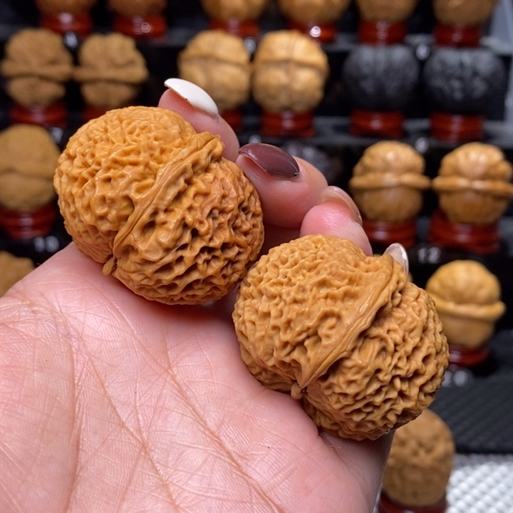 文玩核桃把件珊瑚纹元宝40尺…………04