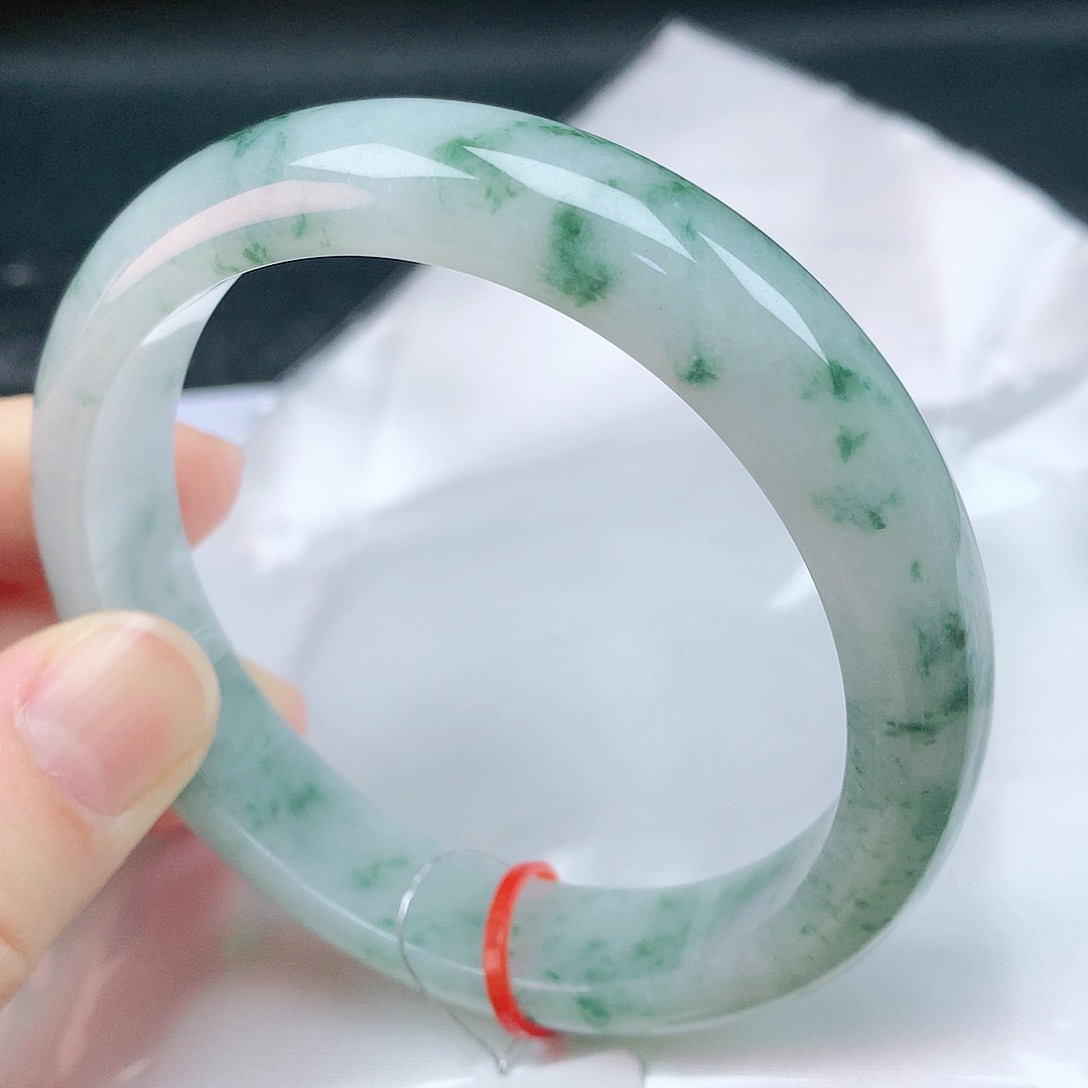 翡翠手镯未镶嵌60圈
