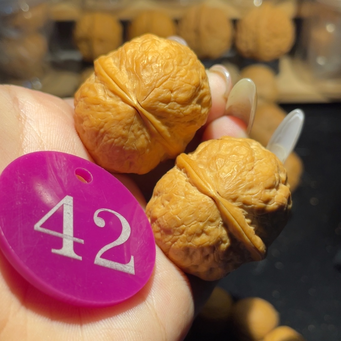 冰墩墩35尺寸核桃。  