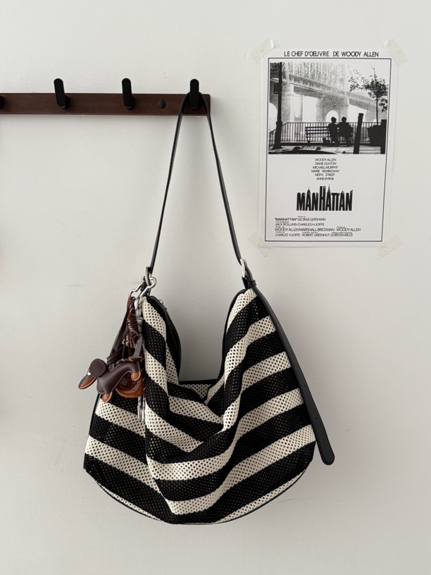 慵懒氛围感｜黑白条纹大容量单肩斜挎包度假夏日风bbq