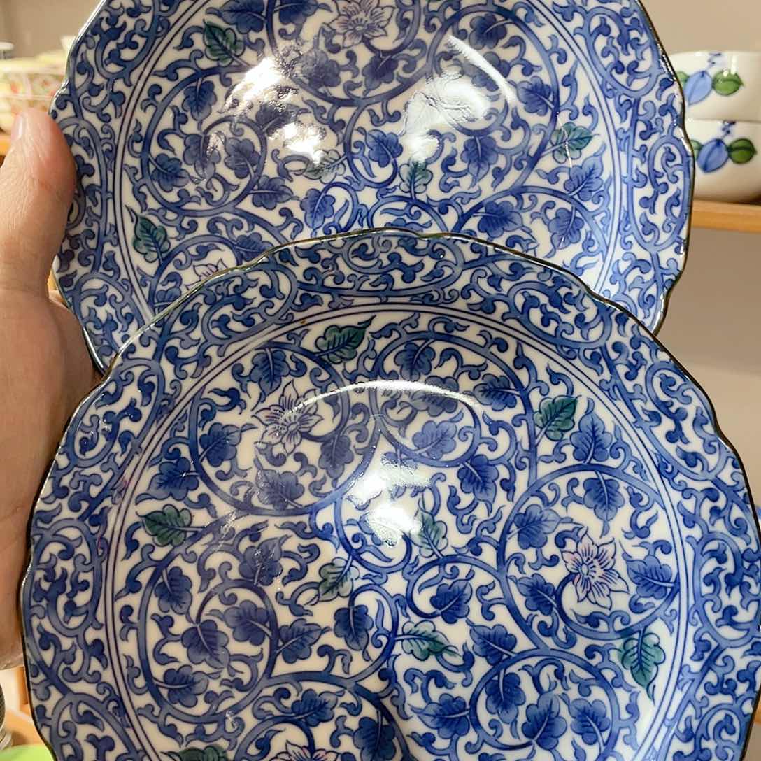 全新赤峰底款满内绘釉下青花缠枝莲葵口深盘两支