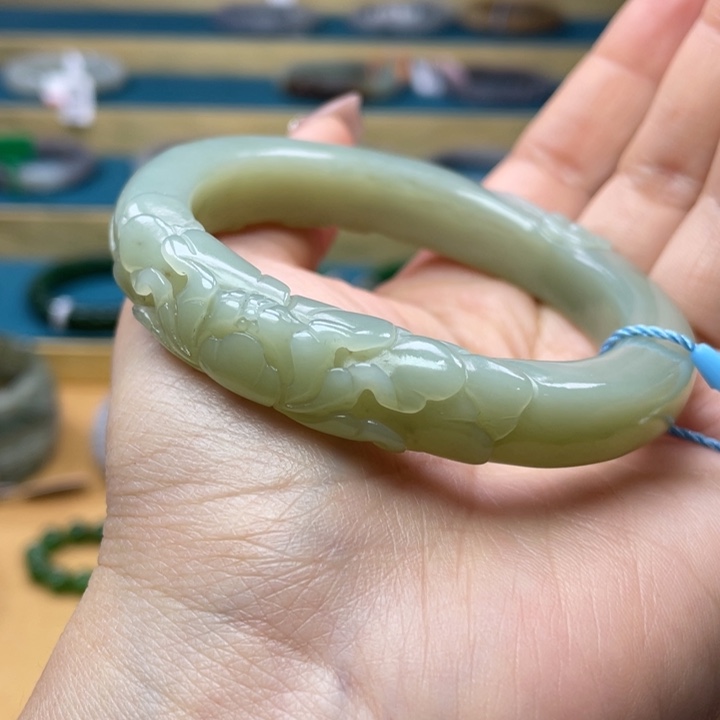 和田玉手镯57圈口。编号103未镶嵌