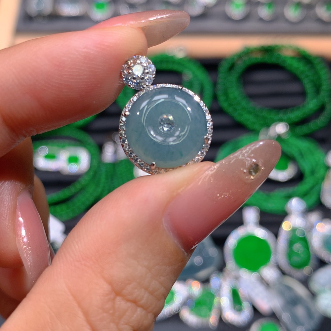 翡翠耳饰未镶嵌天然