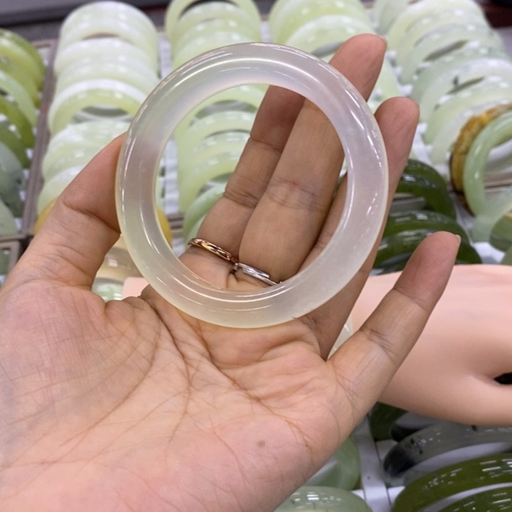 w***e岫玉未镶嵌手镯（圆镯）