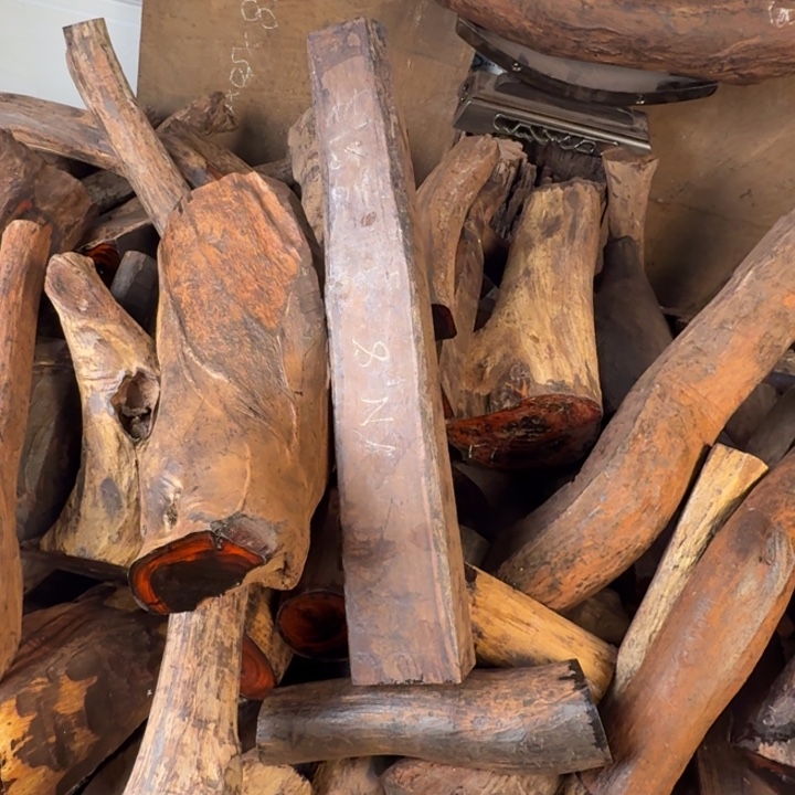 兴***区木大红酸枝原料摆件