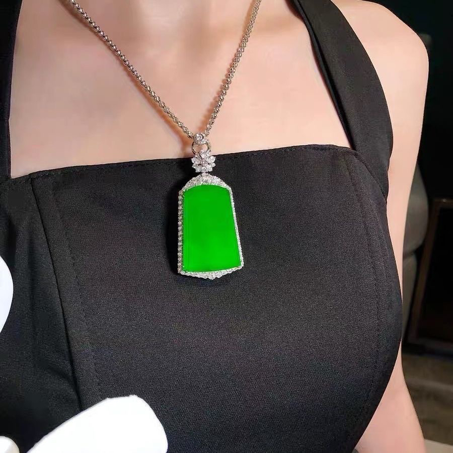 新中式玉髓平安无事牌吊坠冰绿色玛瑙项链女气质玉吊坠轻奢锁骨链