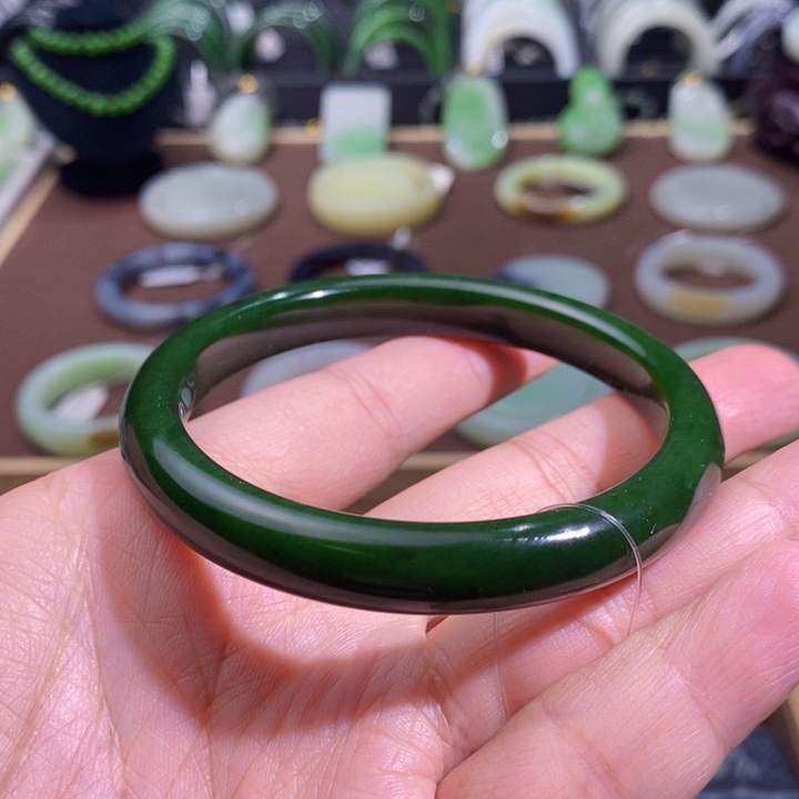 和田玉未镶嵌碧玉红皮菠菜绿手镯63圈口45.06克