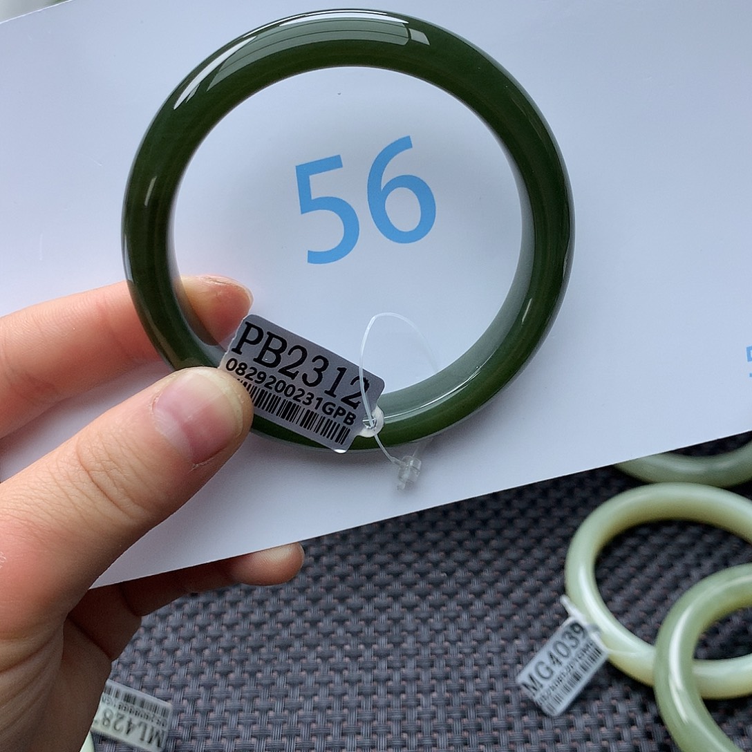 眼***圆和田玉未镶嵌手镯