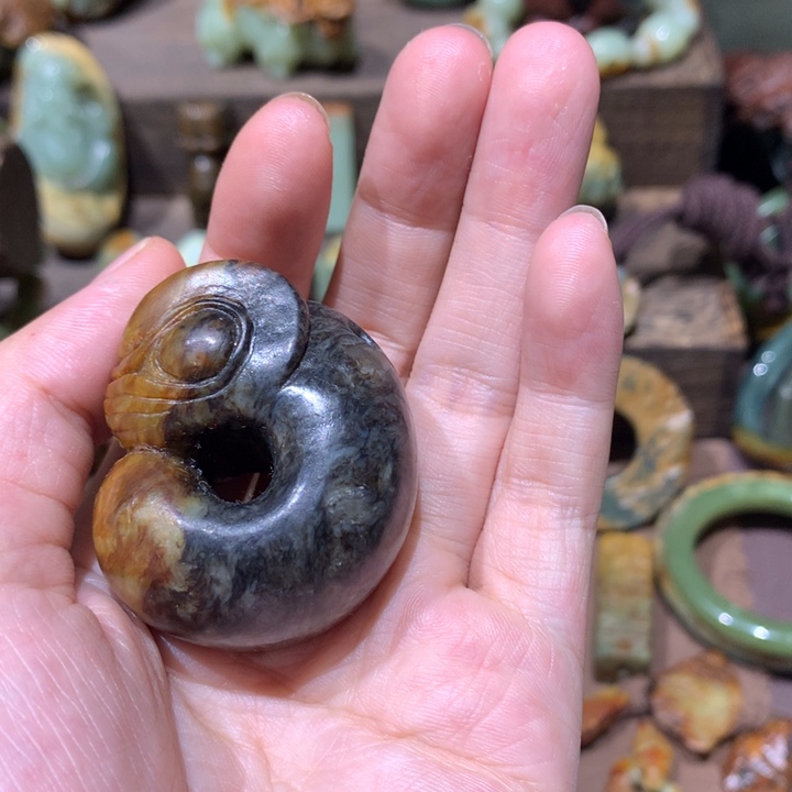 未镶嵌岫岩河磨玉（透闪石质玉）把件