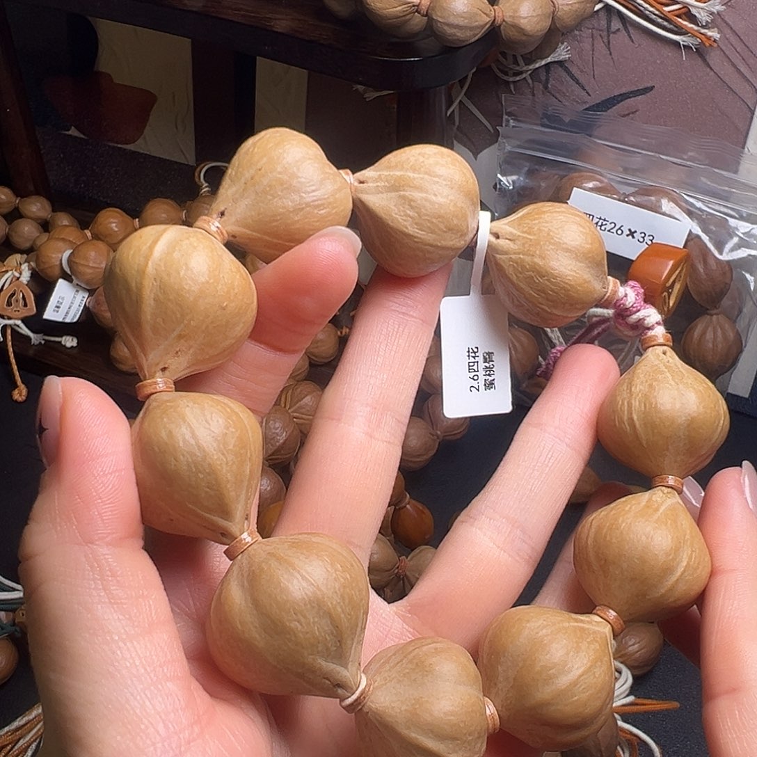 *****橄榄核吊坠四花蜜桃臀