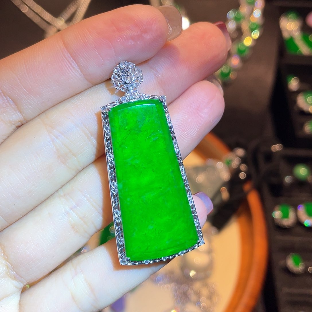 翡翠颈饰18K金镶嵌无事牌挂坠