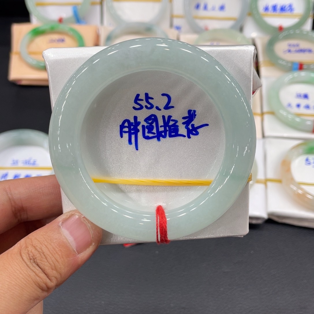 翡翠手镯未镶嵌天然翡翠