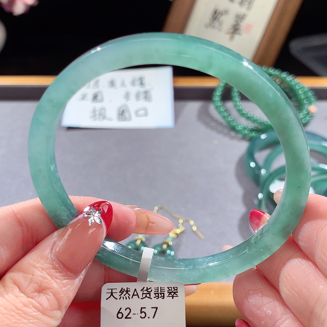 翡翠手镯（圆镯）未镶嵌