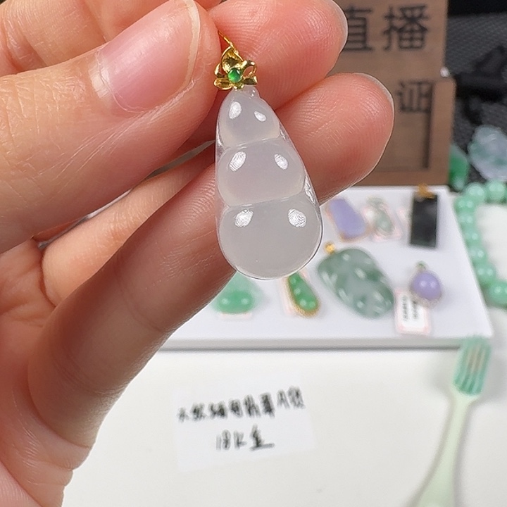 翡翠18K金镶嵌颈饰