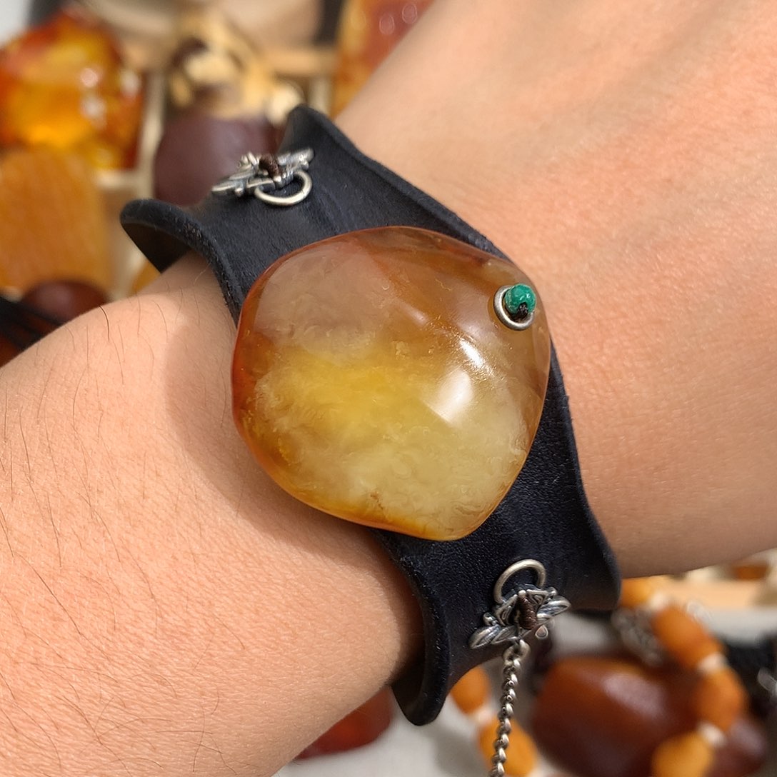 蜜蜡裸石未镶嵌在