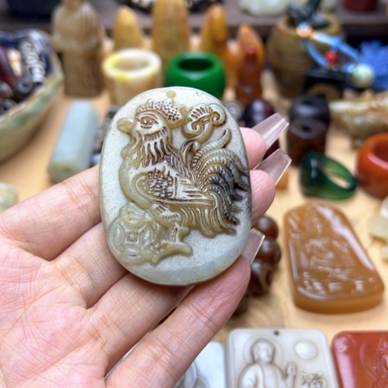 蛇纹石玉未镶嵌颈饰