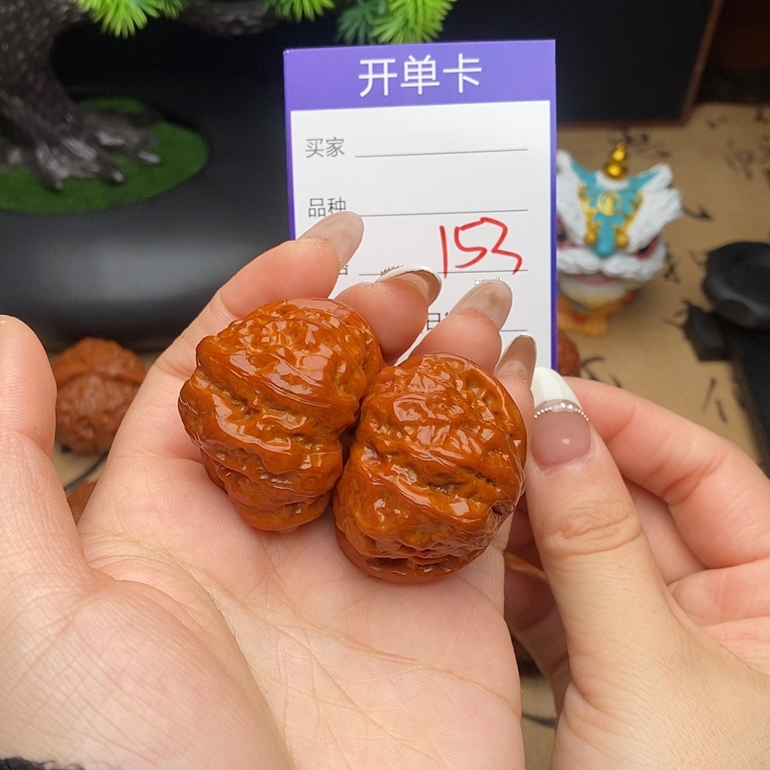 文玩核桃吊坠153号40蛤蟆头微微反油，不介意去拍，介意勿拍！