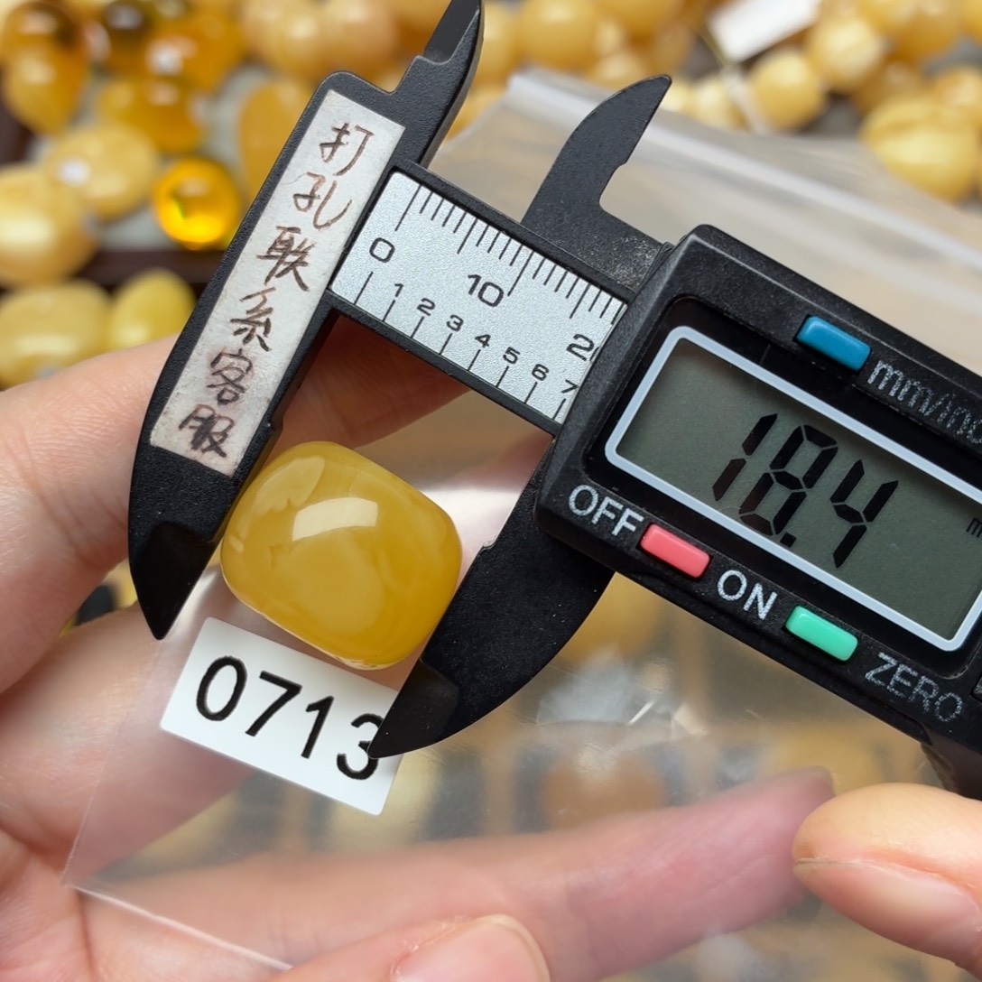 钢***士蜜蜡未镶嵌裸石蜜蜡