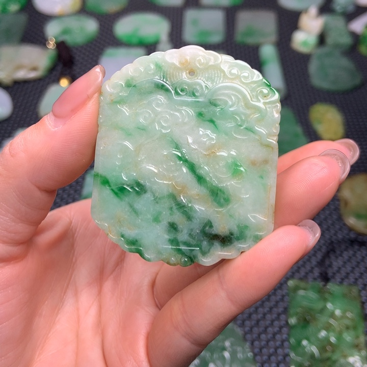 翡翠挂件未镶嵌……