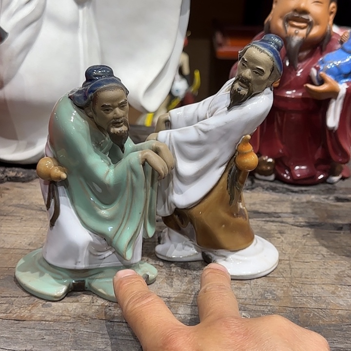 石湾公仔衬托盆景漂亮