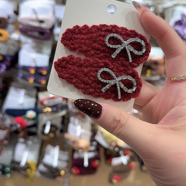 红色毛线钻蝴蝶结掰掰