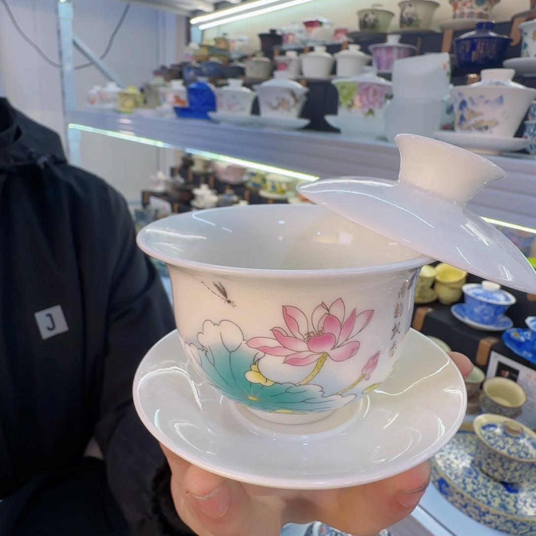 这些盖碗很漂亮我很喜欢！！