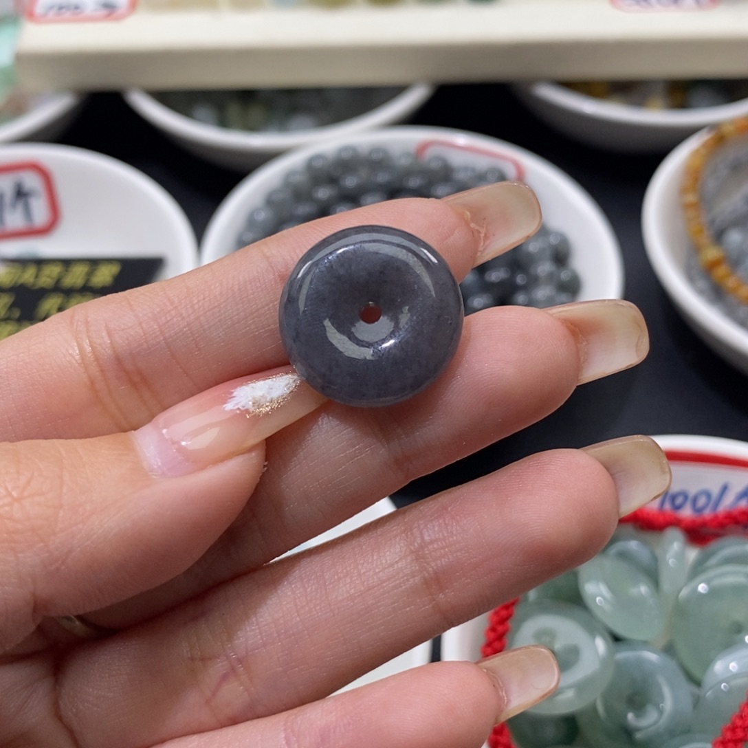 翡翠颈饰未镶嵌乌鸡平安扣