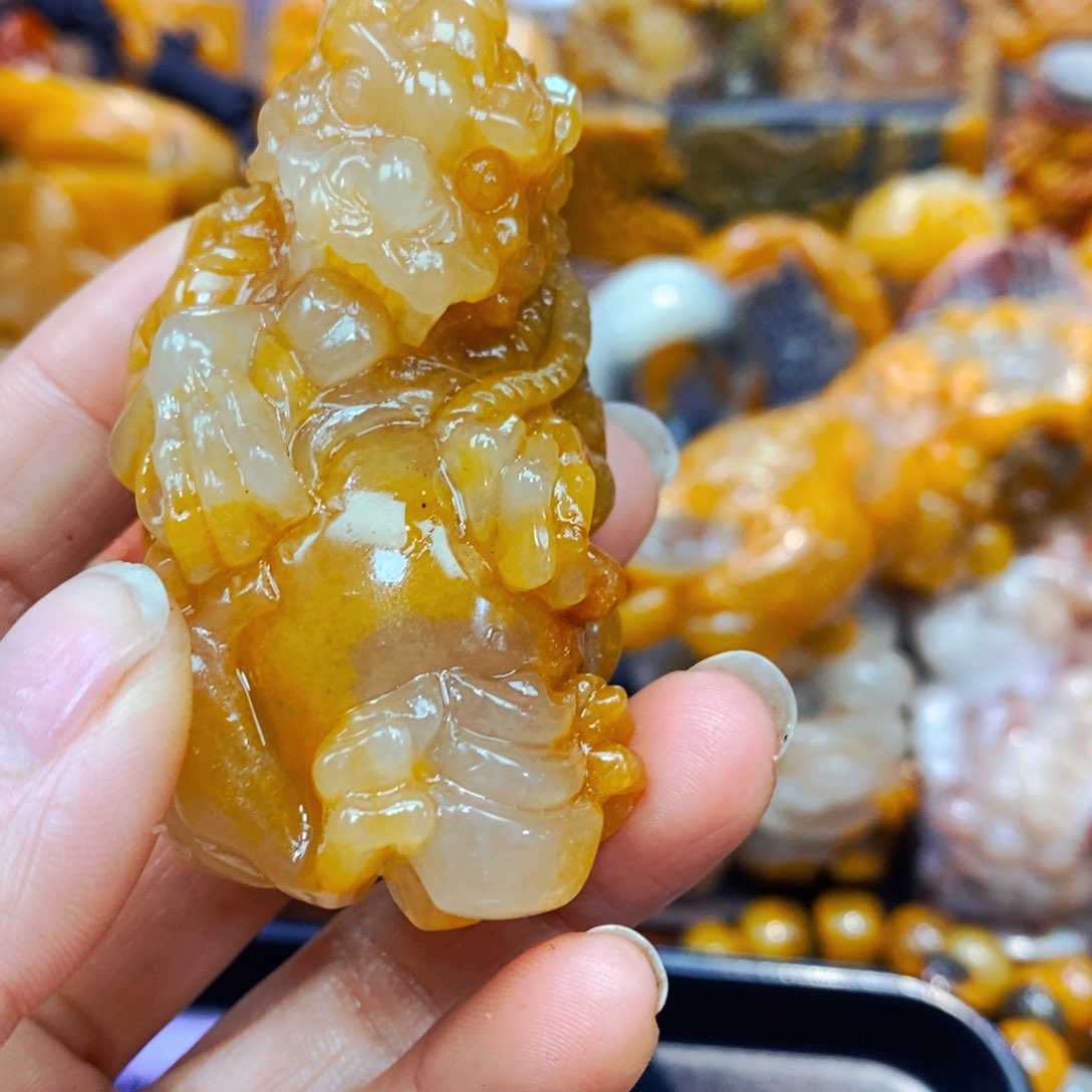 未镶嵌石英质玉（黄龙玉）颈饰