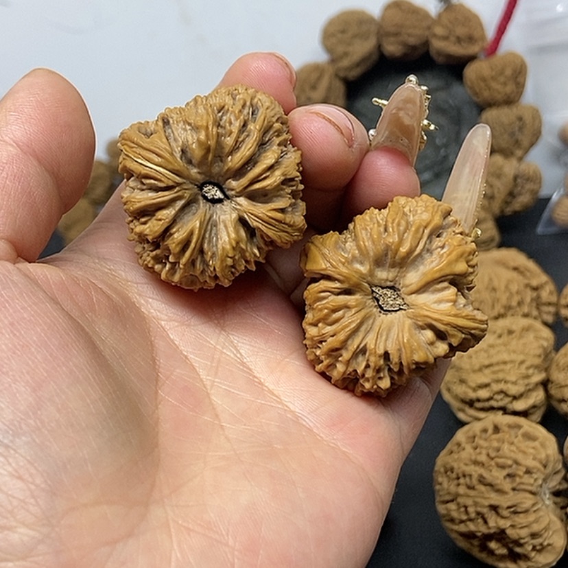 【闪购商品】文玩核桃吊坠人**趟南疆的凹底