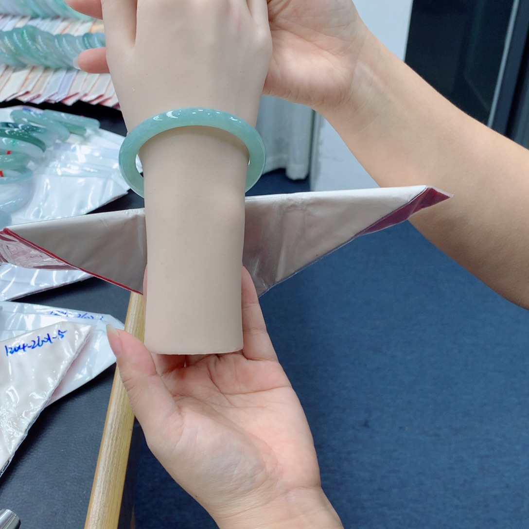 翡翠未镶嵌手镯48小时