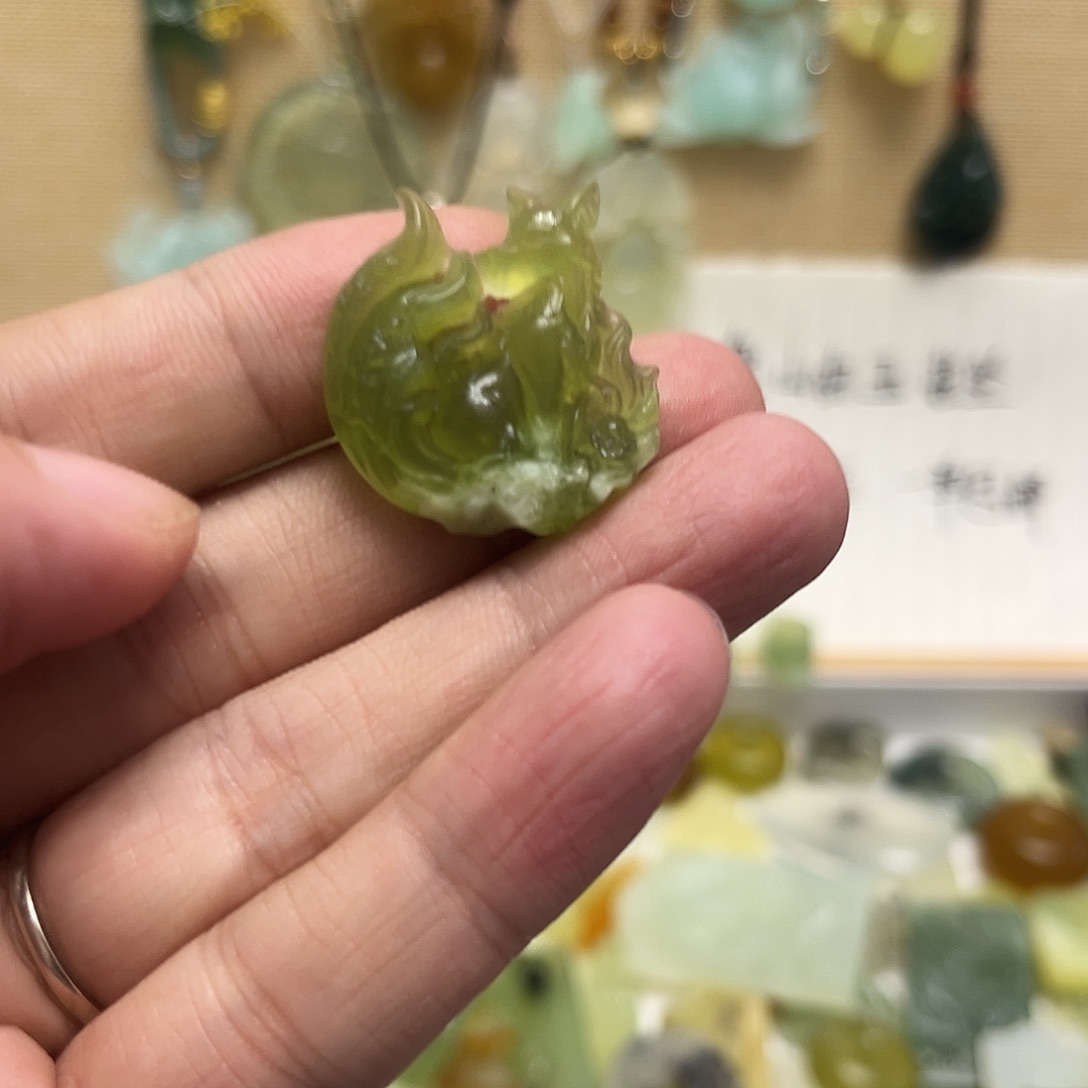 蛇纹石玉未镶嵌颈饰