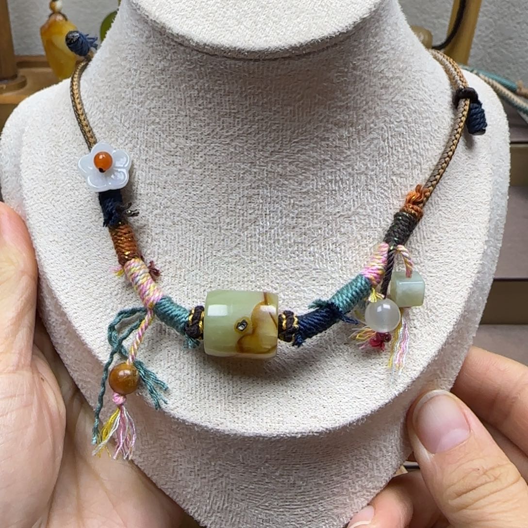 蛇纹石玉未镶嵌颈饰