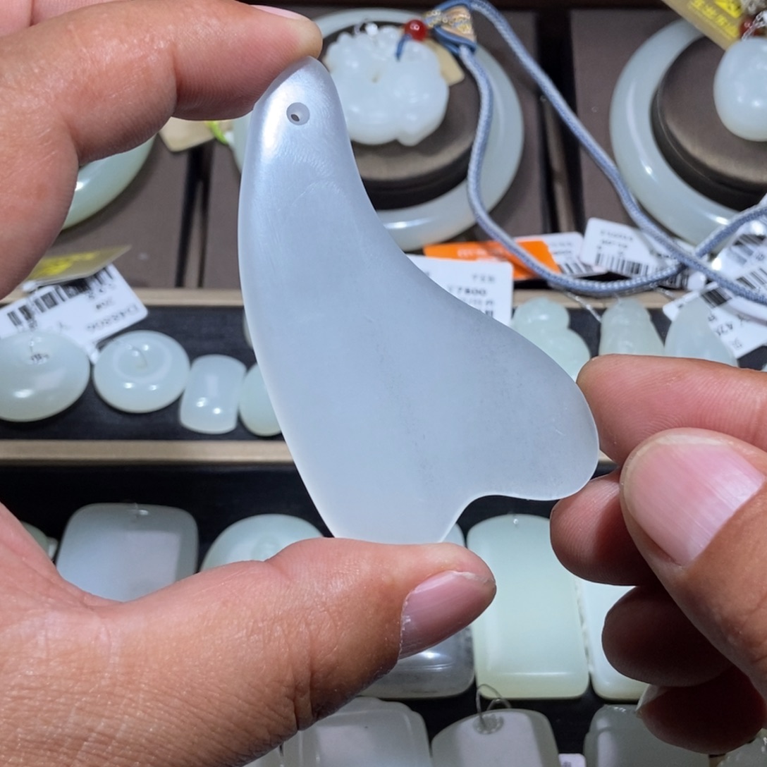 y****和田玉未镶嵌颈饰